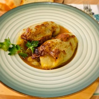 Punjene paprike 300gr sa pireom 200gr i šopskom salatom 200gr