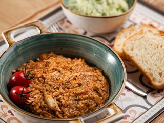 Pilav + prilog i salata po izboru