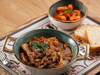 Dnevni meni kuvani kupus sa junetinom 500gr, barena šargarepa, hleb