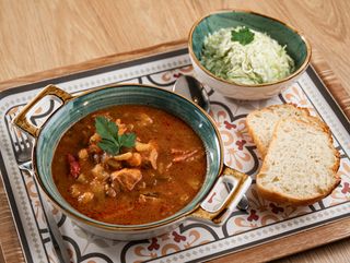 Dnevni meni Paprikaš sa piletinom 500gr, kupus salata 150g, hleb