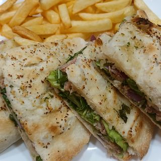 Pizza sendvič sa tunjevinom