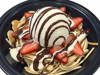 Špagetti palačinka strawberry ice