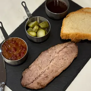  Dimljeni brisket sa crvenim grahom u BBQ sosu