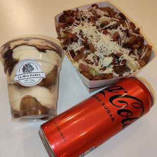 Fettuccine Alfredo i Carbonara + Coca Cola + Classic tiramisu