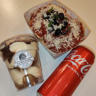 Fettuccine Alfredo i Arrabbiata sos + Coca Cola + Classic tiramisu