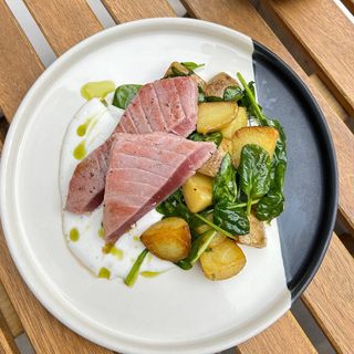 Tuna steak with baby potatoes and coconut sauce