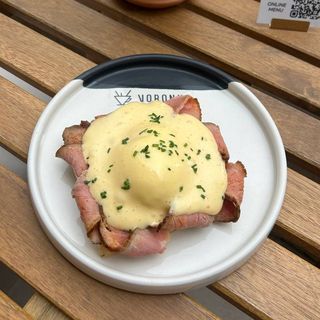 Benedict with roast beef