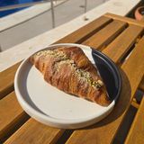 Круассан клубника и фисташка