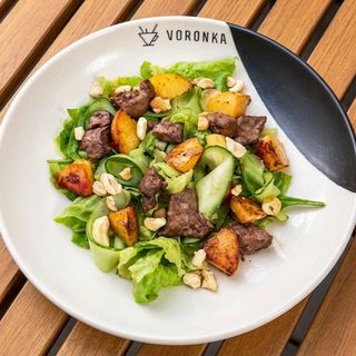 Salad with chicken liver and nectarine