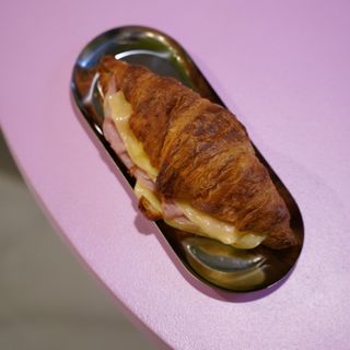 Kroasan Šunka–Sir