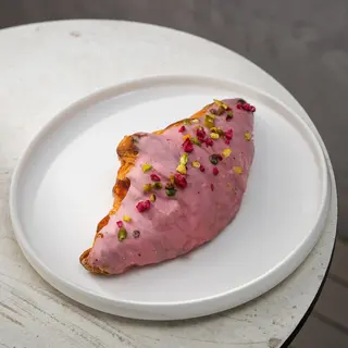 Kroasan Pistaći–Malina