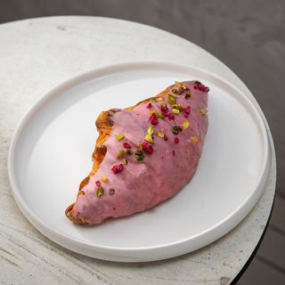 Kroasan Pistaći–Malina