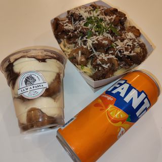 Fettuccine Alfredo i ramstek + piće + Classic tiramisu