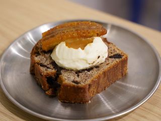 Banana bread with cream cheese, caramel and banana