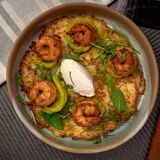 Krompir palacinka XXL sa krem sirom, skampima i guacamoleom