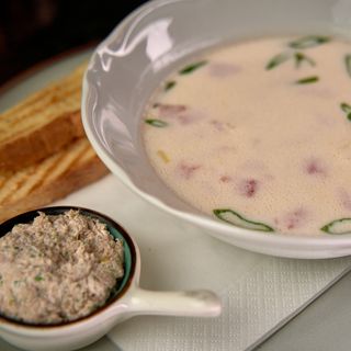 Kremasta finska supa sa paradajzom *servirano se sa rietom od tunjevine i tostom*