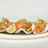 Tar Tar od norveskog lososa sa tajilandskim sosom i cipsom od rakova