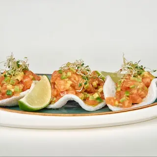 Tar Tar od norveskog lososa sa tajilandskim sosom i cipsom od rakova