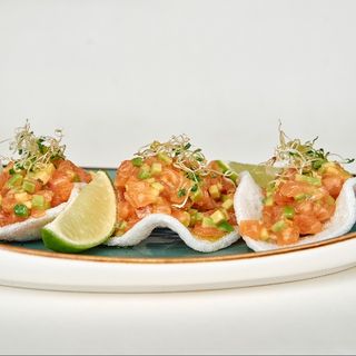 Tar Tar od norveskog lososa sa tajilandskim sosom i cipsom od rakova