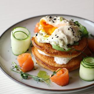 Pankejki sa sirom, lososom i poširanim jajetom