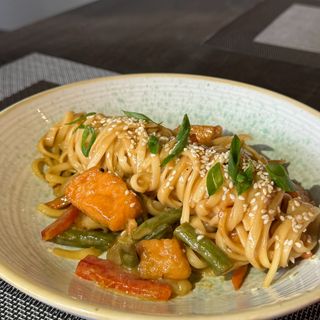 Udon rezanci sa lososom u kremastom sosu