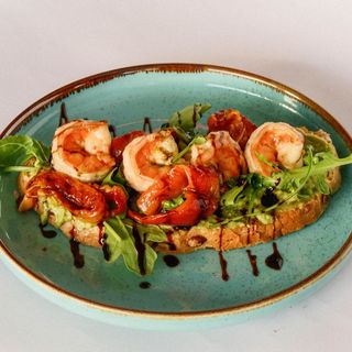 Bruskete sa škampima, gvakamolom i pečenom paprikom