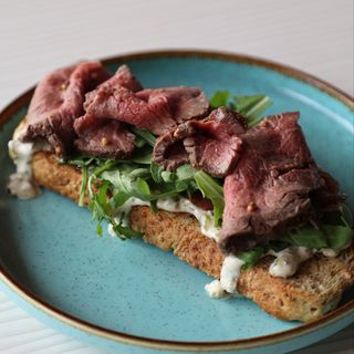 Bruskete sa pečenom govedinom, rukolom i tartar sosom