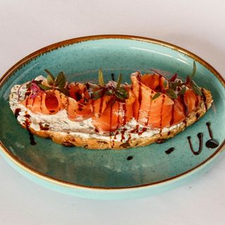 Brusketa sa lososom i rikotom