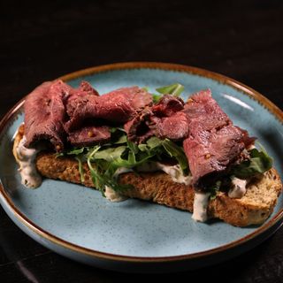 Bruskete sa pečenom govedinom, rukolom i tartar sosom