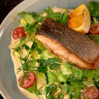 Odrezak od lososa na žaru sa miso curry sosom