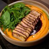 File patke sa mousseom od šargarepe, bebi spanaćem i bordo sosom