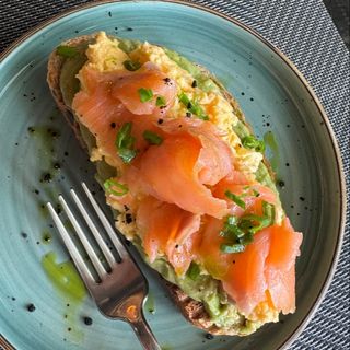 Tople bruskete sa dimljenim lososom, guakamoleom i nježnim skremblom