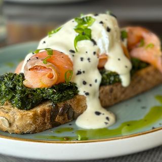 Tople bruskete sa spanaćem, dimljenim lososom, poširanim jajetom i sosom od sira