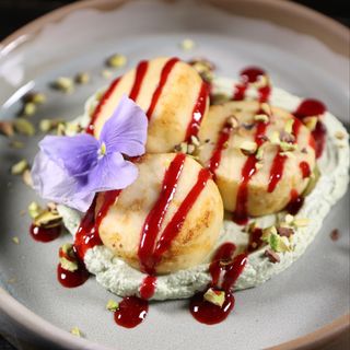 Sirnice sa kremom od pistaća i sosom od maline