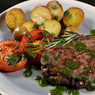 Biftek sa mladim krompirom