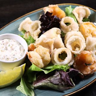 Hrskavi pohovani kalamari i škampi sa tartar sosom