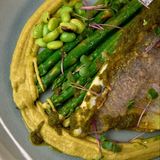 Dorado file sa sparogama, edamame pasuljem i kremom od brokule