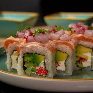 Salmon tataki roll with Scallop-Raspberry salsa