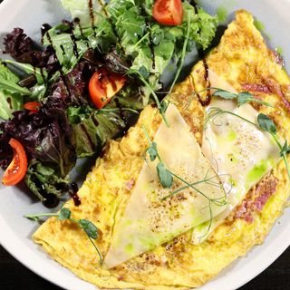 Omlet sa šunkom, sirom i svježim salatom