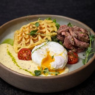 Belgijska vafla sa poširanim jajetom i rostbifom