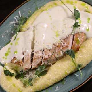 Pileći file sa palentom i sosom od plavog sira