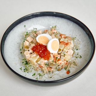 Ruska salata sa curetinom i kavijarom