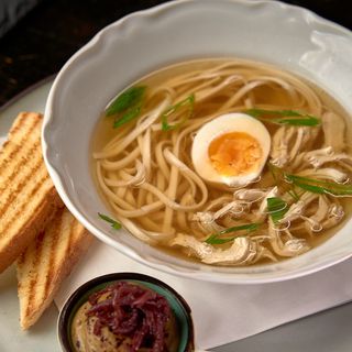 Pileći bujon sa rezancima i jajetom *servirano sa pilećom paštetom i tostom*