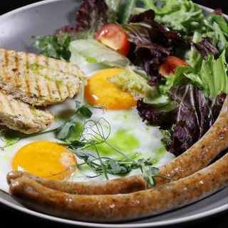 Dva pržena jaja sa domaćim kobasicama