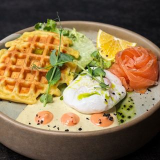 Belgijska vafla sa poširanim jajetom i lososom