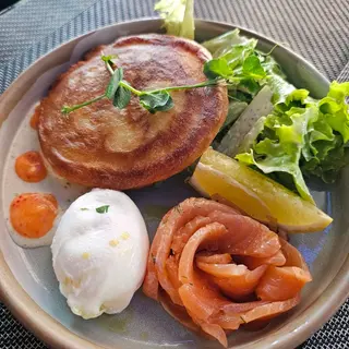 Americke palacinke sa posiranim jajaetom, lososom i zelenom salatom