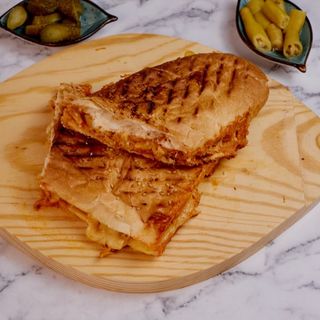 Sendvič sa piletinom i cheddar sirom +pića 