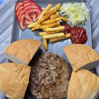 Pljeskavica na tanjiru