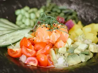 Poke bowl losos