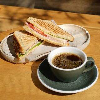 Americano S and sandwich